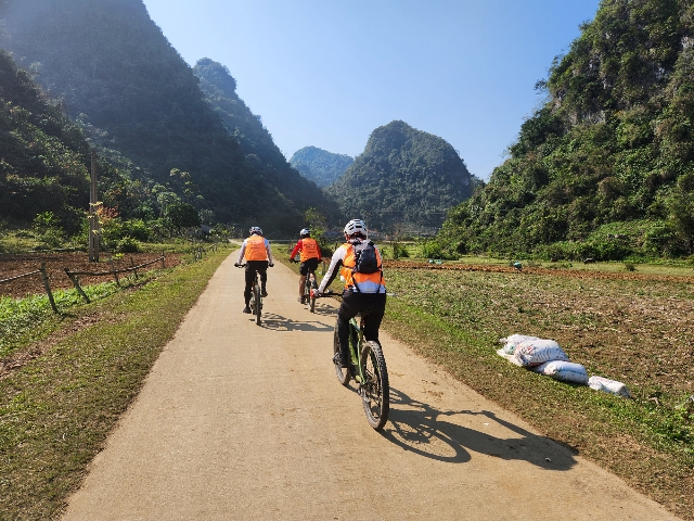 Northeast MTB Expedition – Conquer the Roads of Mong Cai, Cao Bang, and Ha Giang 15 Days